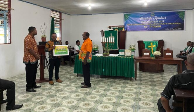 
 Pengurus FGM GKI Teluk Bintuni serahkan bantuan 80 sak semen kepada panitia pembangunan gedung gereja baru Jemaat Gilgal Atibo, Jumat.