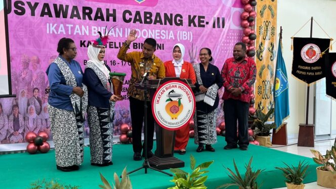 
 Bupati Anisto didampingi Plt Kadinkes, Yohanis Manobi saat membuka kegiatan Muscab IBI ke-3 belum lama ini. Foto: Dok