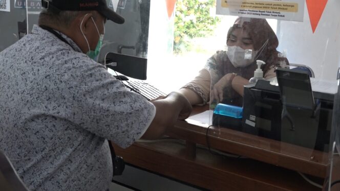 
 Petugas pada poliklinik RSUD Teluk Bintuni saat memberikan penjelasan kepada masyarakat soal layanan yang ada di rumah sakit.