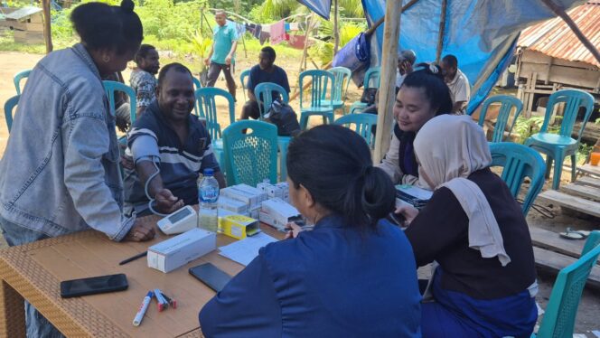 
 Pelayanan kesehatan di posko pengungsian tetap berjalan seperti biasa. Warga saat diperiksa tekanan darahnya oleh petugas. 
