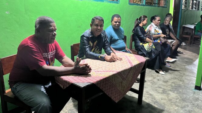 
 Bupati Anisto bersama pimpinan Klasis GKI Teluk Bintuni nampak akrab dalam pertemuan singkat di tempat menginap rombongan di Kaibi, Jumat malam.
