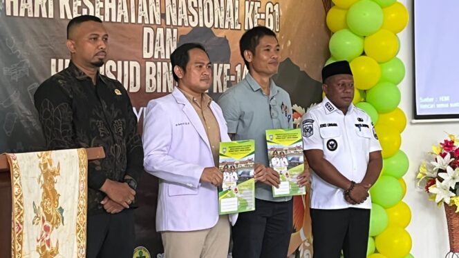 
 Foto bersama usai penyerahan penghargaan, Rabu.