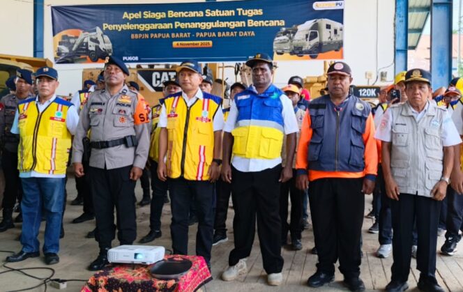 
 BBPJN Papua Barat, BWS Papua Barat bersama instansi daerah saat mengikuti apel siaga, bencana, Selasa (4/11/2025). (Foto: Hendrik) 