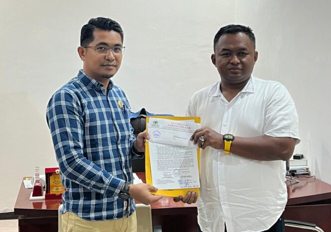 
 Ketua KPU Teluk Bintuni (Kiri) saat menerima tembusan surat DPP Golkar terkait pergantian calon terpilih DPRK Bintuni 2024-2029. (foto: ist) 