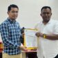 Ketua KPU Teluk Bintuni (Kiri) saat menerima tembusan surat DPP Golkar terkait pergantian calon terpilih DPRK Bintuni 2024-2029. (foto: ist) 