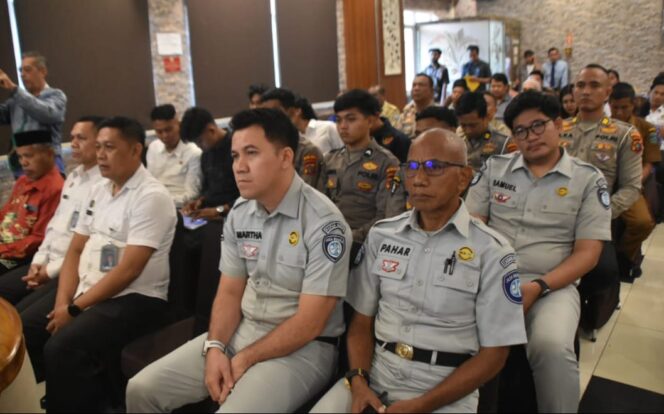 
 Sejumlah instansi hingga  para tokoh dan LSM terlibat dalam konsultasi publik untuk penyempurnaan layanan kepolisian. (Foto: Humas Polda PB) 