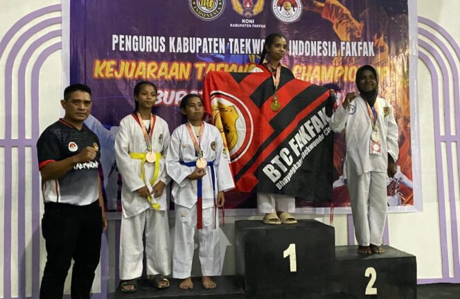 
 Atlit BTC Polres Fakfak saat menerima piagam penghargaan di turnamen Taekwondo Bupati Cup II. (foto: Humas Polda PB) 