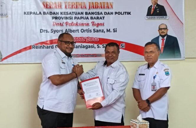 
 Serah terima jabatan Kepala Badan Kesatuan Bangsa dan Politik Provinsi Papua Barat dari pejabat lama, Plt. Drs. Syors Albert Ortis Sanz M.Si (tengah) kepada pejabat baru, Reinhard Calvin Maniagasi S.STP., M.,Si (kiri), Rabu (19/11/2025). 