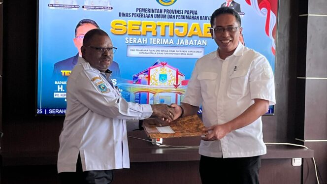 
 Momen serah terima jabatan kepala Dinas PUPR Papua Barat dari pejabat lama, Heribertus Wiryawan (kanan) kepada pejabat baru, Dorus Orocomna (kiri), Rabu (19/11/2025). 