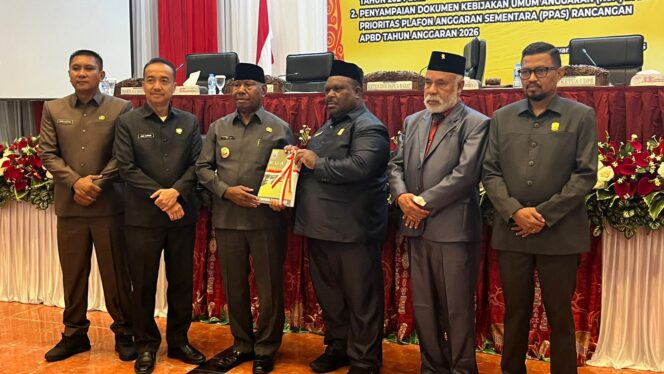 
 Penyerahan KUA-PPAS Rancangan APBD Provinsi Papua Barat tahun anggaran 2026 dalam paripurna masa persidangan ke III tahun 2025. 