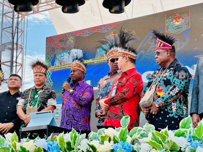 
 Dirjen Dukcapil Kemendagri, Teguh Setyabudi (Batik Merah) dalam peluncuran IKD-OAP di Papua Barat, Jumat (21/11/2025). 