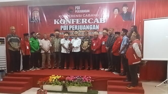 
 Bupati Teluk Bintuni, Yohanis Manibuy saat membuka konfercab DPD PDI-P Teluk Bintuni. Harmanisasi Parpol untuk pembangunan daerah. 
