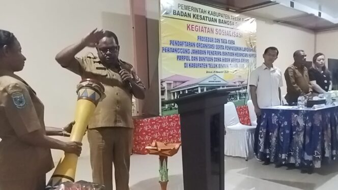 
 Asisten III Setda Kabupaten Teluk Bintuni saat membuka sosialisasi yang di gelar Kesbangpol, Selasa (25/11/2025). 