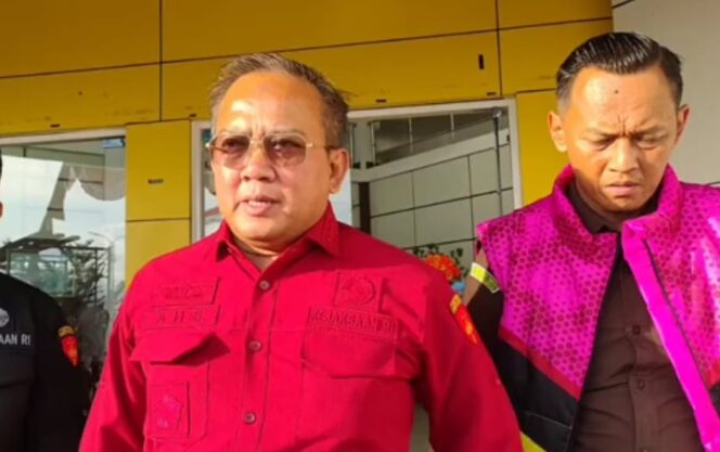 
 Abun Hasbullah Syambas SH., MH (Baju Merah) saat menjabat sebagai Aspidsus di Kejati Papua Barat. Kini di promosi sebagai Kajari Bandung. 