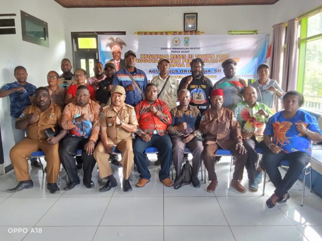 
 Anggota DPRP Papua Barat, Agustinus Orosomna berpose bersama usai kegiatan, Selasa.