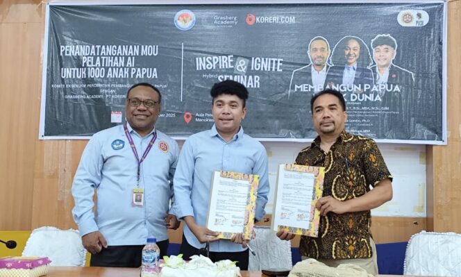 
 Wakil Rektor IV Unipa, Dr. Yusuf Sawaki, MA (kiri) bersama Bily Mambrasar (KEP2OKP) dan Andreas Jarangga (PT. Koreri Trans Media)  berswafoto usai penandatanganan MoU, Selasa.
