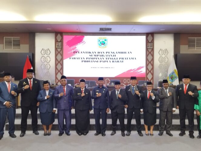 
 Rheinhard Calvin Maniagasi dan Dorus Orocomna merupakan dua pejabat asal tanah Sisar Matiti yang dilantik sebagai pejabat pimpinan tinggi pratama di lingkungan Pemprov Papua Barat, Jumat. 