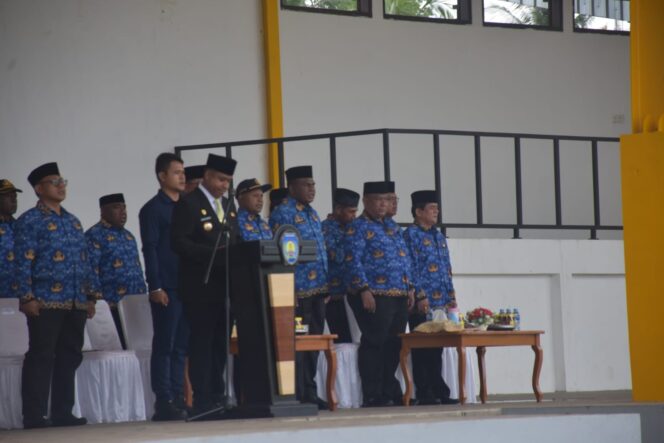 
 Bupati Teluk Bintuni, Yohanis Manibuy saat menjadi irup di peringatan Hari Pahlawan, Senin (10/11).