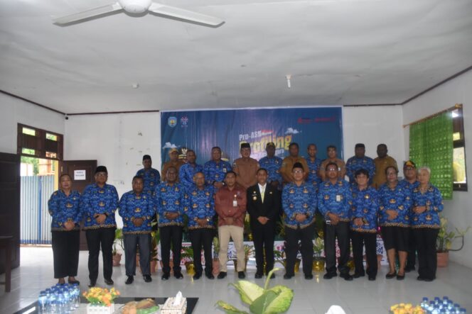 
 Bupati Anisto berpose bersama para pejabatnya usai membuka kegiatan, Senin.