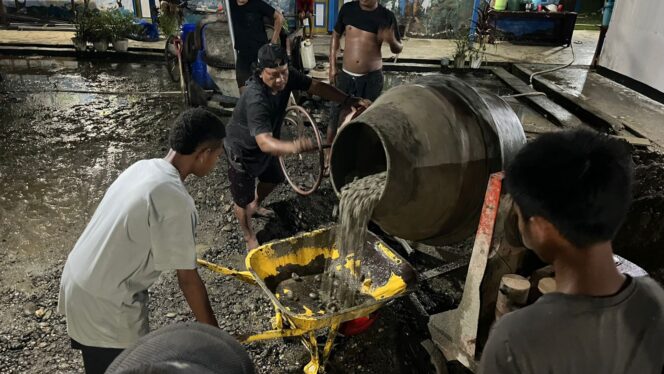 
 Gotong royong jemaat Ebenhaezer Sigerau mengecor halaman gereja hingga malam. Panitia pastikan pelaksanaan Raker ke-4 sesuai rencana.