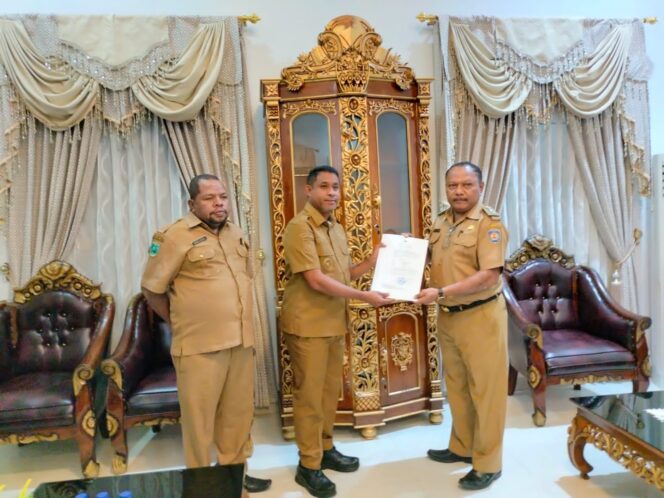 
 Bupati Teluk Bintuni, Yohanis Manibuy (tengah) didampingi Plt Asisten III Sekda Teluk Bintuni, Yohanis Manobi (kiri) saat memberikan surat perintah tugas kepada Mozes Koropasi (kanan) sebagai pelaksana tugas Kepala Dinas Perumahan dan Kawasan Permukiman Teluk Bintuni, Selasa kemarin.  