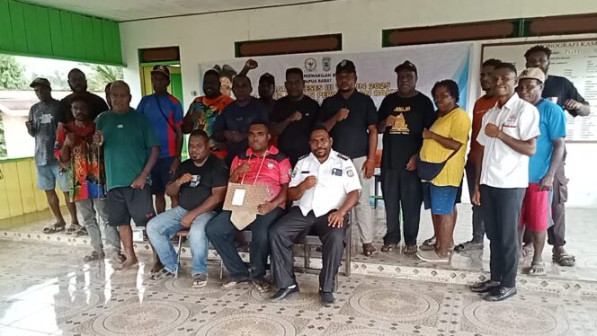 
 Anggota DPRP Papua Barat, Agustinus Orosomna bersama masyarakat dalam suatu kegiatan. foto: dok