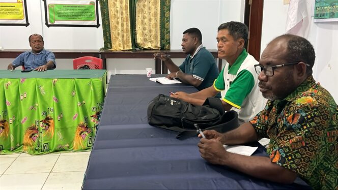 
 Pimpinan rapat saat memberikan arahan.