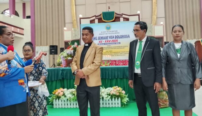 
 Suasana pembukaan sidang jemaat ke-25, Jemaat GKI Via Dolorosa, Klasis GKI Teluk Bintuni, Selasa (11/11).