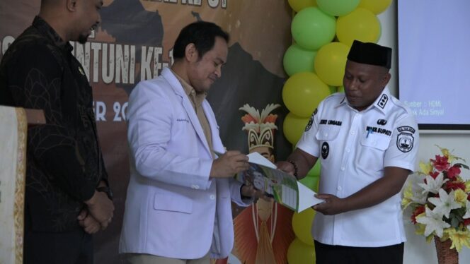 
 Wakil Bupati Teluk Bintuni, Joko Lingara saat memberikan penghargaan secara simbolis dari Gubernur Papua Barat kepada dokter spesialis yang berprestasi di level provinsi, di momen HUT RSUD Teluk Bintuni ke-14, Rabu (12/11).