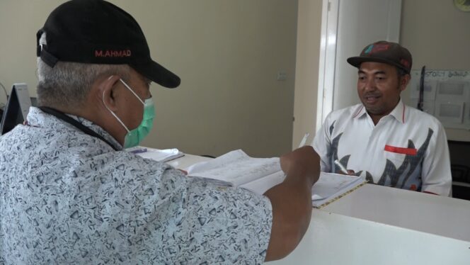 
 Seorang pasien saat mendaftar di layanan radiologi RSUD Teluk Bintuni.  