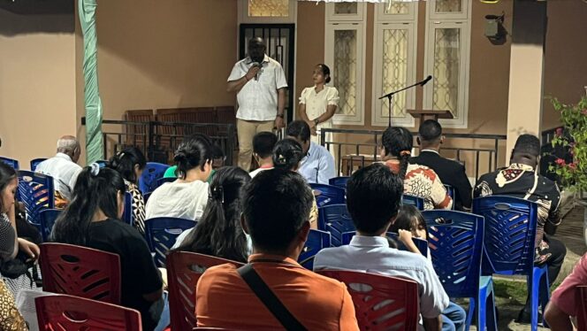 
 Pnt. Rheinhard C. Maniagasi bersama istri saat menyampaikan terima kasih kepada seluruh warga jemaat atas dukungan doa kepada dirinya dan keluarga.  