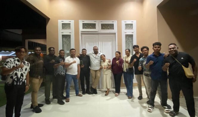 
 Kepala Badan Kesbangpol Papua Barat, Rheinhard C. Maniagasi dan istri berpose bersama purna praja di lingkup Pemkab Teluk Bintuni usai ibadah syukur, Sabtu.