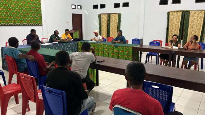 
 Suasana rapat panitia, Minggu malam