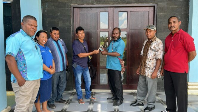 
 Kunci asrama yang diserahkan secara simbolis kepada panitia Raker IV disaksikan pimpinan klasis.