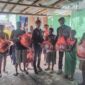 Suasana penyerahan bantuan secara langsung oleh petugas
