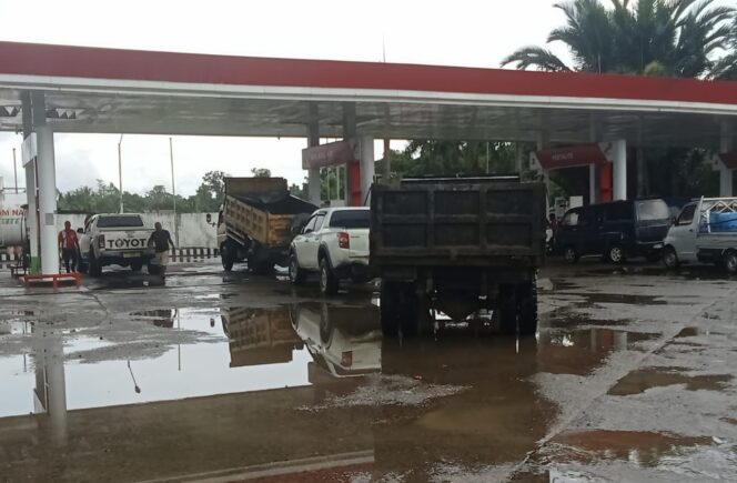 
 Pemandangan pengisian BBM Subsidi di salah satu SPBU di kota Bintuni