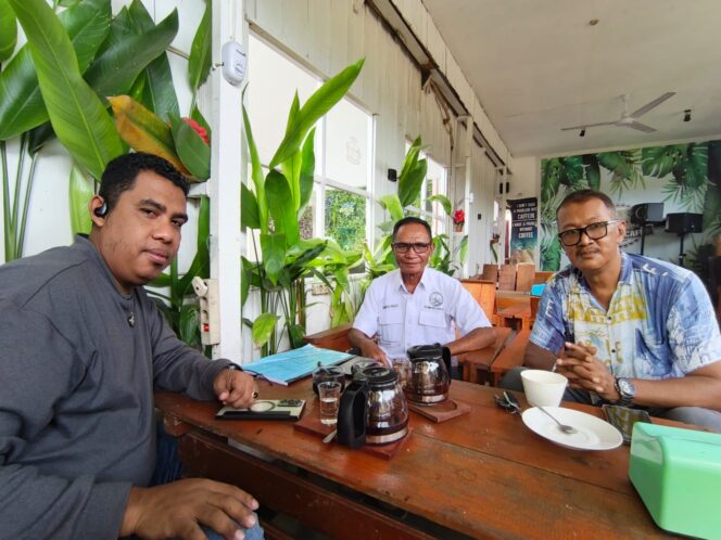 
 Ketua HMNI Papua Barat, Paulus Talimbekas (tengah) didampingi wakil ketua Firmasnyah S Rimosan (kiri) dan Sekretaris HMNI Papua Barat, Terry V Kamarea (kanan). 