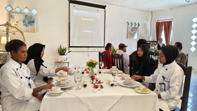 
 Siswa P2TIM bidang Hospitality saat menggelar praktik penyajian menu khas eropa. 