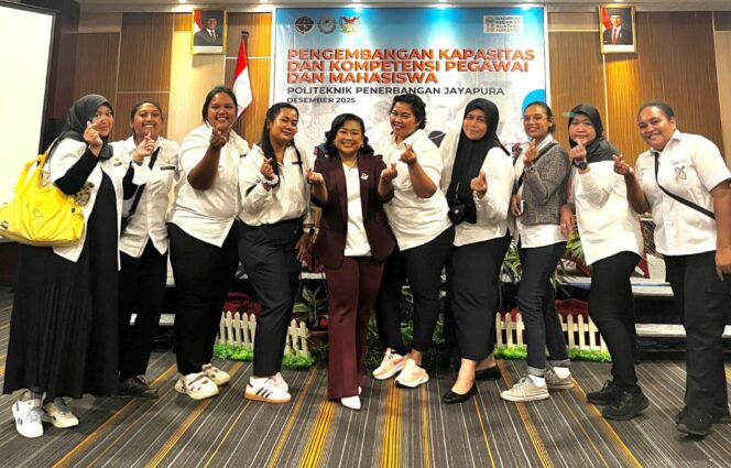 
 CEO Pesona Pariwisata Papua, Ika Palimbunga, S.S., M.Par, CPS, CSE bersama pegawai Politektik Penerbangan Jayapura. 