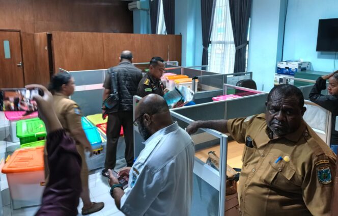 
 Tim dari Kejaksaan Tinggi Papua Barat saat melakukan penggeledahan di kantor Dinas Perhubungan Papua Barat. 