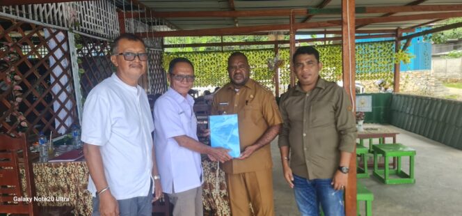 
 Ketua HMNI Papua Barat, Paulus Talimbekas bersama Wakil dan Sekretaris usai melakukan audiens dengan Bupati Mansel, Selasa kemarin. 