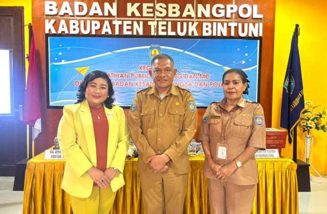 
 CEO Ika Palimbunga bersama Plt Sekretaris Kesbangpol Bintuni, Kenny Kindewara dan Kasubag Umum dan Kepegawaian, Herlina Chrisanti E. Budhy, S.Ik, M.Ling dalam pelatihan skill public speaking dan Mc. 