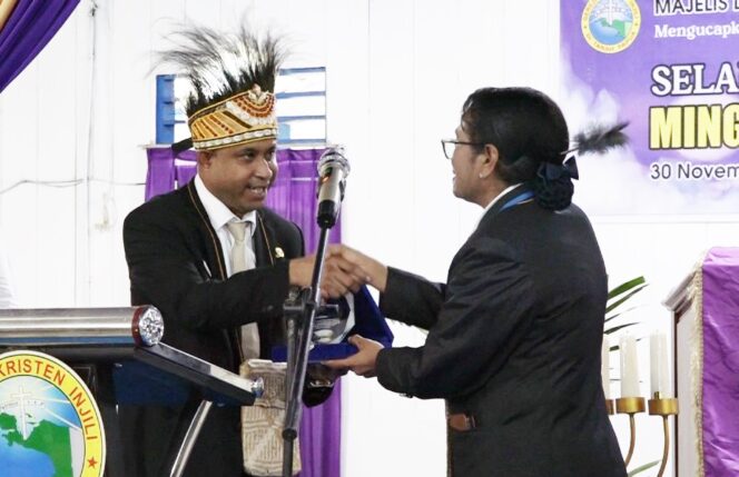 
 Bupati Anisto menerima penghargaan dari Sinode GKI di Tanah Papua yang diserahkan secara simbolis Pdt. Rosalie Wamafma di acara pembukaan Raker IV Klasis GKI Teluk Bintuni, Rabu (3/12).