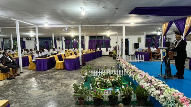 
 Bupati Teluk Bintuni, Yohanis Manibuy ketika menyampaikan sambutan di acara pembukaan Raker IV Klasis GKI Teluk Bintuni, Rabu. 