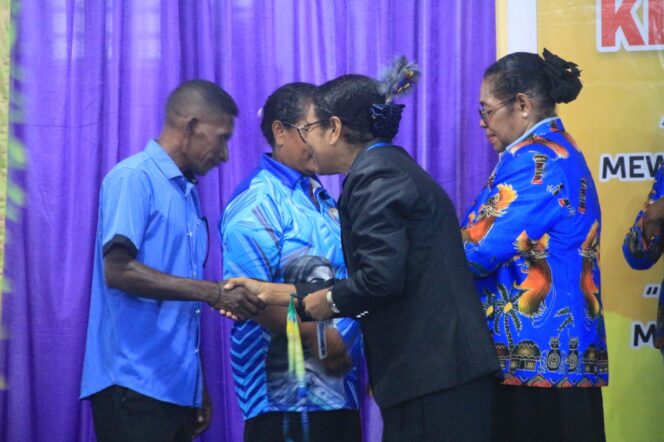 
 Pdt Rosalie Wamafma bersama Badan Pekerja Klasis GKI Teluk Bintuni melepas tanda peserta secara simbolis.