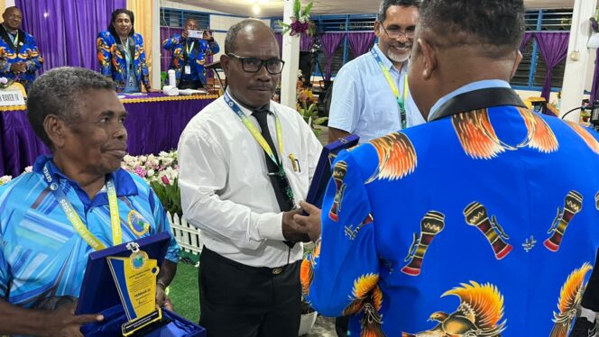 
 Sekretaris Jemaat GKI Ebenhaezer Sigerau, Penatua Nixon Masyewi mewakili jemaat menerima penghargaan yang diserahkan Ketua BPPG Klasis GKI Teluk Bintuni, Stepanus Balubun.
