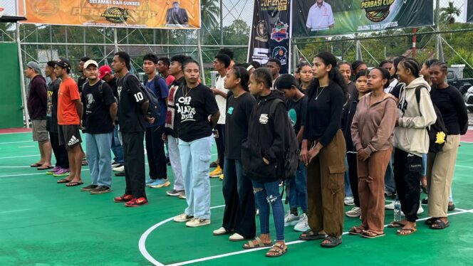 
 Peserta Open Tournament Perbasi Cup 2025 saat mengikuti acara pembukaan di lapangan bola basket Gelanggang Argosigemerai, Teluk Bintuni. Kamis