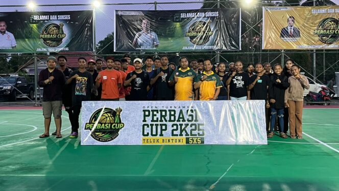 
 Pose bersama usai acara pembukaan Open Tournament Perbasi Cup 2025 di Bintuni, Kamis. 
