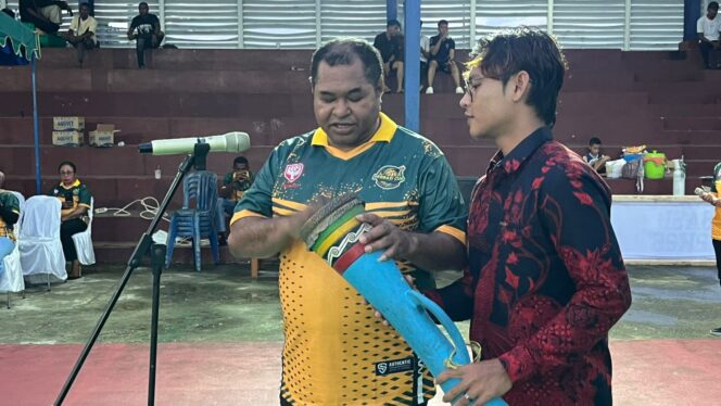 
 Ketua Harian Pengprov Perbasi Papua Barat, Aldo Rino Rumbrawer menabuh tifa sebagai tanda membuka secara resmi turnamen Perbasi Cup 2025, Kamis.