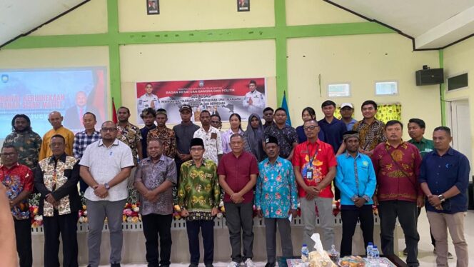 
 Plt Sekretaris Badan Kesbangpol Teluk Bintuni, Kenny Kindewara berpose bersama jajaran pejabat dan para tokoh di sela kegiatan, Jumat. 